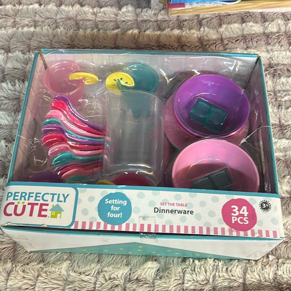 Perfectly Cute Dinnerware Setting for four! 34 piece